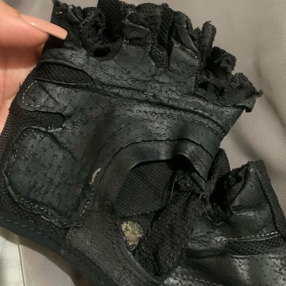Harbinger lifting gloves torn up womens size S/M - Picture 5 of 6